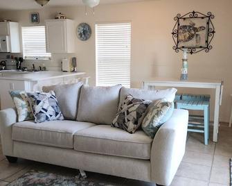 Book Now For Spring & Summer! Best Rates 3 Br/2 Ba W/3 Queen Beds! - Navarre Beach - Living room