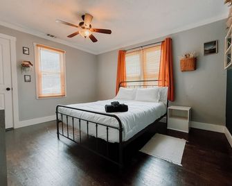 Small town stay surrounded by bigger cities. - Spring Hill - Bedroom