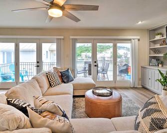 Horseshoe Bay Townhome Nestled on the Water! - Horseshoe Bay - Living room