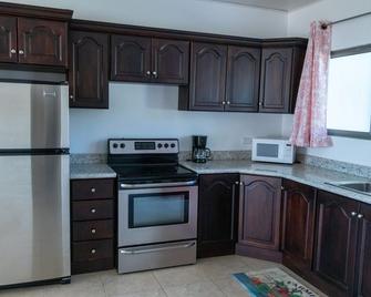 Left: La Casa Blanca de Grecia - Grecia - Cocina