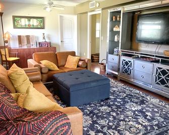 Rocket & Nature Lovers! Vintage European Cottage in a lush Florida Setting - Mims - Sala de estar