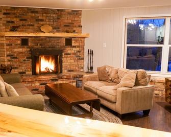 2500 SF Remodeled Cottage on a Quiet Lake in the Woods - Райнлендер - Вітальня