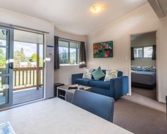Blue Lake Top 10 Holiday Park - Rotorua - Living room