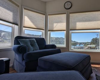 Where the river meets the beautiful Oregon Coastline. - Gold Beach - Living room
