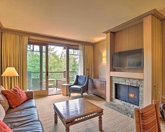 Condo with Outdoor Heated Pool and Hot Tub Access! - Cle Elum - Living room