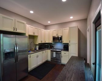 River View #1 - Charming 2-bedroom house with AC, WiFi in serene Iowa Falls - Iowa Falls - Cocina