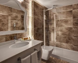 Galeri Resort Hotel - אוקורצ'אלאר - חדר רחצה
