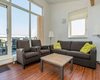 This Detached Island House Has The Living Room On The First Floor With Spacious Roof Terrace And Sta - Oude-Tonge - Sala de estar