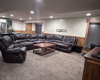 Quiet Country Home !! Close to Skiing resorts, shopping and more - Spanish Fork - Lounge