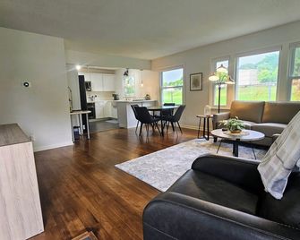 Poppy's Paradise: A Dharma Dwellings Home - Rochester - Living room