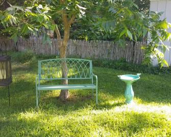 Fig Tree Manor - Palestine - Патіо