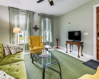 Newly Renovated Private Cottage Near Nia - Tonawanda - Living room