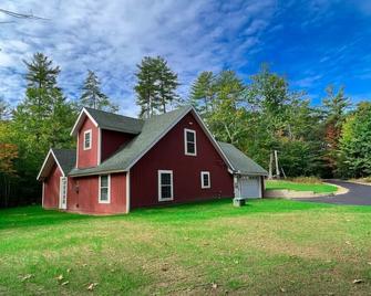 White Mountain Dream Cabin | 4 Acres + Hot Tub - Fryeburg - Building