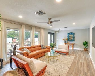 Vero Beach Vacation Rental Pool and Putting Green! - Vero Beach - Living room