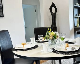 Luxury & Grandeur | Balcony Views| Prime Location, Parking, 15 mins to CBD! - Hawthorn - Comedor