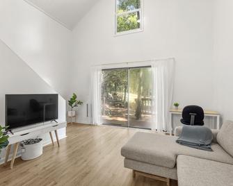 Modern Loft Carriage House - Decatur - Living room