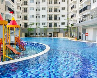 Comfort And Cozy 2Br At Signature Park Grande Apartment - Yakarta - Piscina
