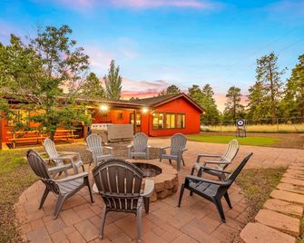 Spacious Canyon Peak Pine View Home Game Room Hot Tub - Flagstaff - Innenhof