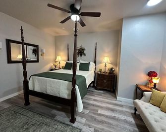 The Bennett Room at The Judges Chambers - Guthrie - Спальня