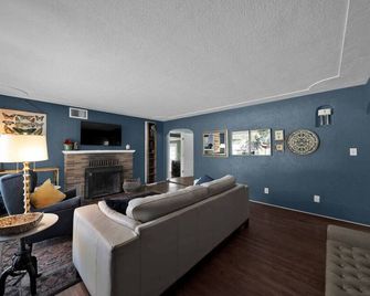 Comfortable home near river access trail - Redding - Living room