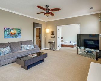 Pool Table & Home Gym! Manteca Group Getaway - Manteca - Living room