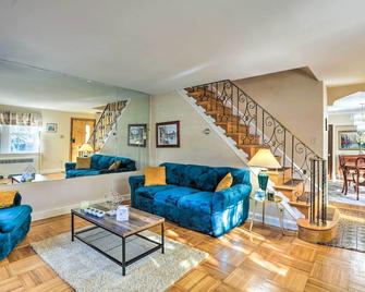 Yeadon Townhome with Porch, 7 Mi to Center City - Drexel Hill - Living room