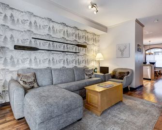 Mtn Chalet: Year-Round Pool W/Hot Tub, Bbq, Ac; 2br-2ba, Walk Anywhere in 15 Min - Canmore - Salon