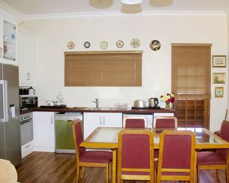 Rondeletia Cottage Guesthouse - premium self catering - Hillcrest - Comedor