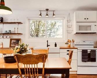 Stunning home near Sandbanks - Picton - Prince Edward County - Picton - Kitchen