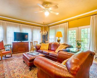 Azalea Plantation B&B - Fort Worth - Living room