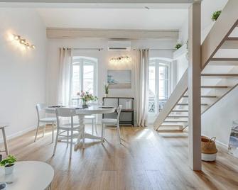 Splendid 2-bedroom apartment close to the Opera - Marseille - Dining room