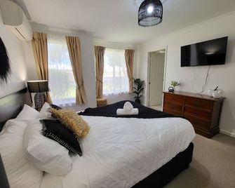 Villa Cinta @Cape View Resort - Broadwater - Bedroom