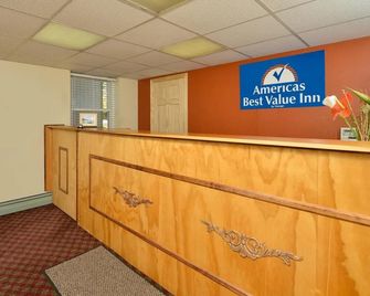Center Street Value Inn - Auburn - Front desk