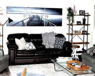 Beautiful beachfront cottage on bass lake - Orillia - Living room