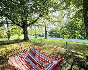 Charming 4-bedroom house with Lakeview and AC in Bethel - Bethel - Patio