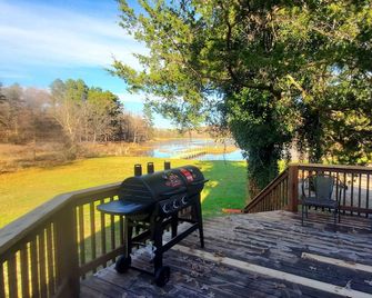 Hidden Hollow Lodge. Peaceful 3-bedroom lodge on a private lake. - Ironton - Balcón