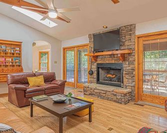 Mountain Peace - Townsend - Living room