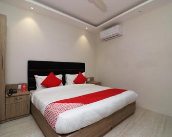 OYO 70796 Hotel Delight - Mumbai - Bedroom