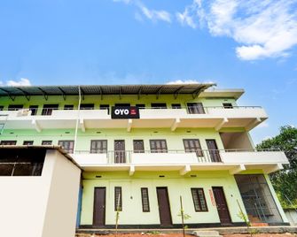 Hotel O Sree Badra Lodge - Wadakkanchery - Building