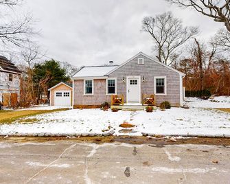 Island Home - Vineyard Haven - Building