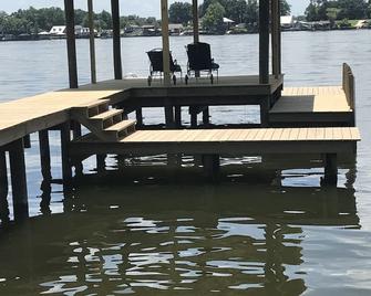 Spacious house with wooded backyard and a private pier! - Jarreau