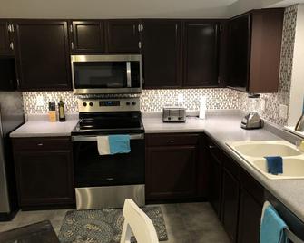 Breathtaking, Updated 3 Br/2 Ba Home Near Cherry Creek & Quincy Reservoirs - Centennial - Kitchen