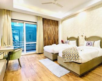 Bluo Luxury Stay - Medicity - Balcony, Tub, Gym Tt - Gurugram - Bedroom