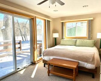 Lakefront with Lots of Light and Private Dock Access - Ferndale - Chambre