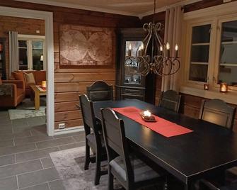 Beautiful and cozy cabin with sauna and wonderful view in idyllic Malangen - Meistervik - Dining room