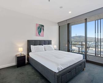 Sleek 1-Bed Canberra Flat with Gym & Sauna Access - Canberra - Bedroom
