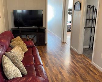 2br Shouse Retreat Near Missouri River, Pet Friendly + Heated Garage - Chamberlain - Living room