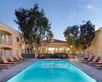 Enjoy a Hassle-Free Stay! Pet-Friendly, Close to Camarillo Ranch House - Camarillo - Zwembad
