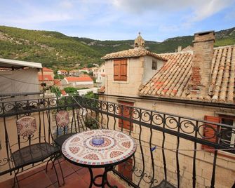 Apartments by the sea Komiza, Vis - 3035 - Komiza - Balcón