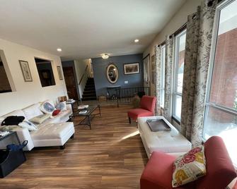 James River Retreat 4 bedroom/ 4 bath - Nixa - Sala de estar